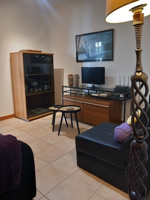 TV connectée, livres, espaces bureaux
