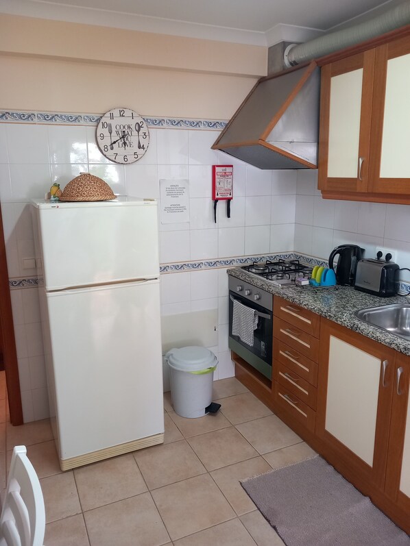 Een koelkast, een microgolfoven, een oven, een kookplaat