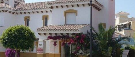 المنشأة من الخارج