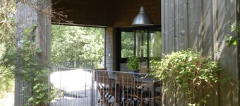 Houten huis Domaine du Golf tussen Forest Lake en de oceaan; 3-sterren