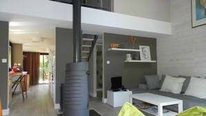 Ein modernes Wohnzimmer mit einer Couch, einem Couchtisch und einem Kamin.