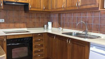 Een koelkast, een microgolfoven, een oven, een kookplaat