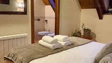 3 dormitorios, tabla de planchar con plancha, cuna de viaje