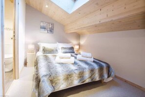 3 عدّة غرف نوم ومكواة/لوح كي وواي فاي مجانًا وملاءات أسرّة