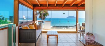 Private, independent villa on the first line, terrace and tranquility