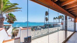 A balcony with a clear view of the ocean and palm trees. - Private, independent villa on the first line, terrace and tranquility
 (La oliva)