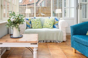 TV, fireplace, DVD player - Mahonia Cottage, Burnham Market, Norfolk (King's Lynn)