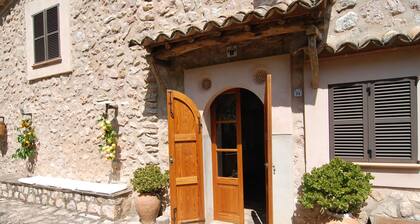 "ES CLOT" CHARMING STONE COTTAGE IN OLIVE GROVE, BBQ, WIFI.PRIVACY