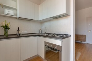 Kjøleskap, ovn, kokeplater og oppvaskmaskin