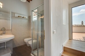 Douche, sèche-cheveux, bidet, serviettes fournies