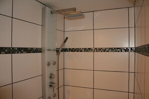 Een bad/douchecombinatie, een haardroger