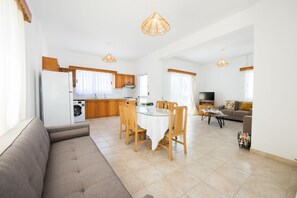 Televisio, DVD-soitin, kirjoja