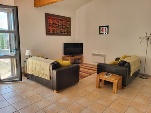 Téléviseur connecté, livres, chaîne audio