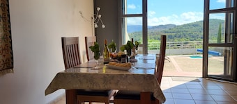 Fremragende villa til 4 med afsondret terrasse, privat pool og storslået udsigt.