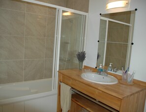 Combined shower/bathtub, hair dryer, towels, soap