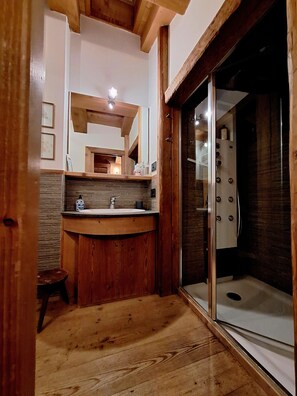 Combined shower/tub, hair dryer, bidet, towels - A warm place in the Dolomites with wonderful view (Cortina d'Ampezzo)
