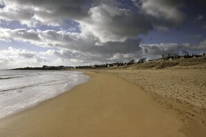 Sun loungers - The Wee Hauf - cosy, modern, excellent location for exploring Scotland (Crossgates)
