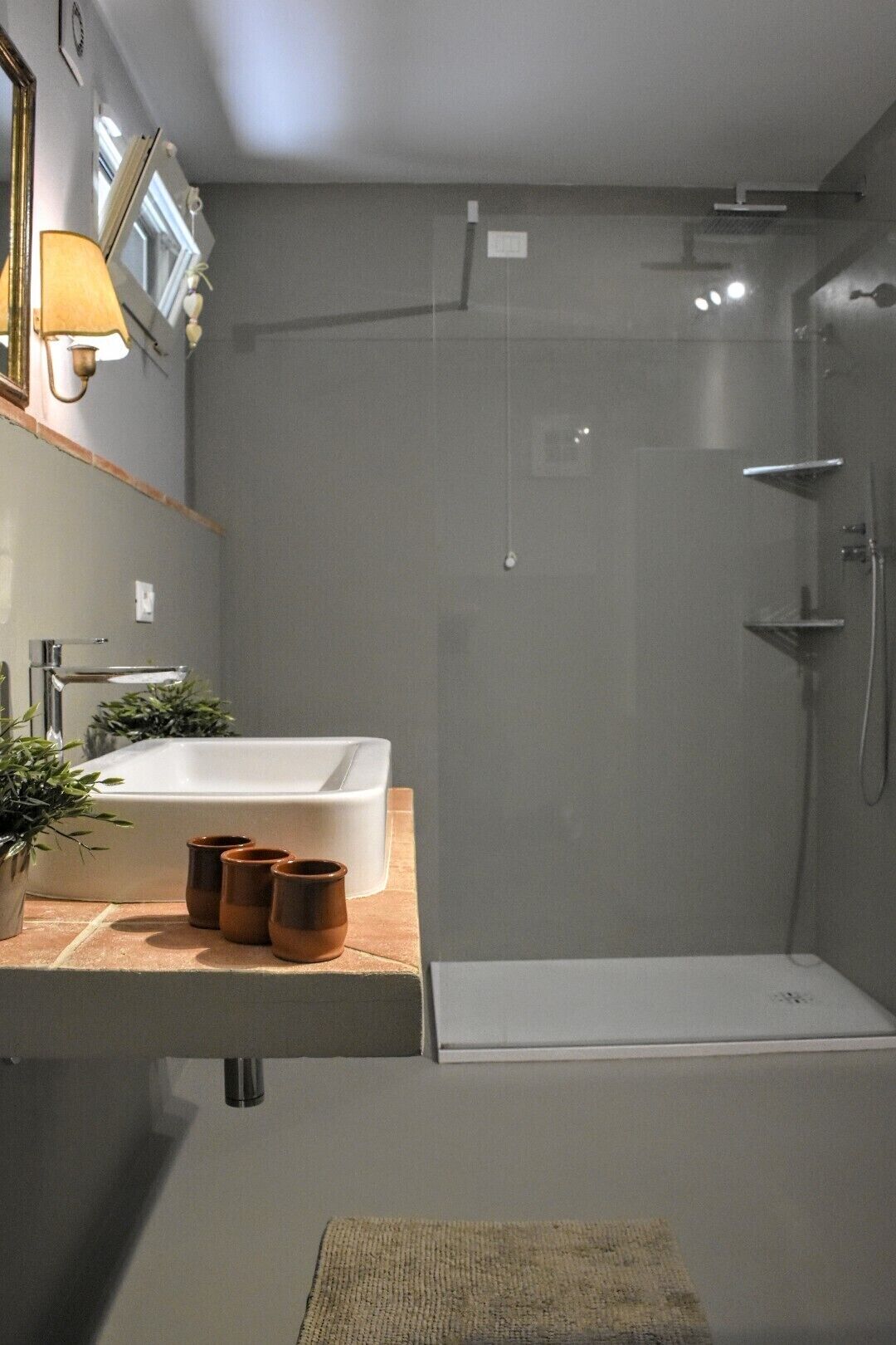 Douche, sèche-cheveux, bidet, serviettes fournies