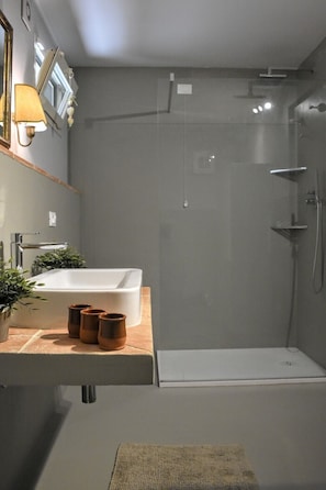 Dusche, Haartrockner, Bidet, Handtücher