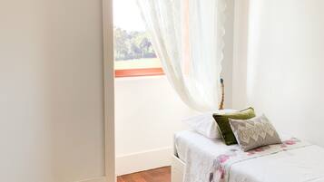 4 bedrooms, iron/ironing board, free WiFi, bed sheets