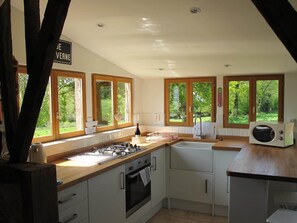 Een koelkast, een microgolfoven, een oven, een kookplaat