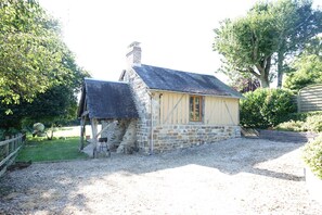 Exterior -  Delightful romantic gite, ideal for couples.10% off Brittany Ferries. (Barenton)