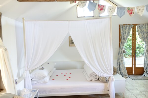 Bed sheets, wheelchair access -  Delightful romantic gite, ideal for couples.10% off Brittany Ferries. (Barenton)