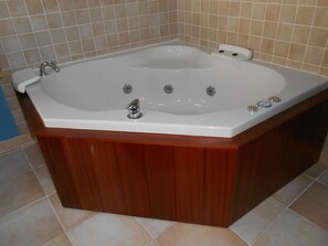 Bathtub, hair dryer, towels - House / Villa - Trélou sur Marne (Trélou-Sur-Marne)