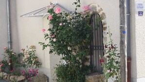 A building with a stone wall, a metal gate, and a sign indicating 'GITE' and 'Le Chayotte'. - House / Villa - Trélou sur Marne (Trélou-Sur-Marne)