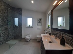 Dusche, Haartrockner, Bidet, Handtücher