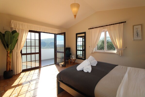 3 chambres, coffres-forts dans les chambres, fer et planche à repasser