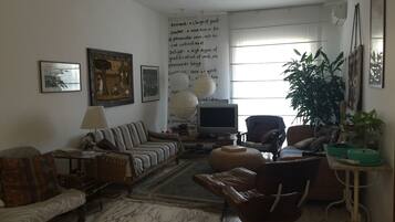 Fernseher, DVD-Player, Tischfußball, Bücher