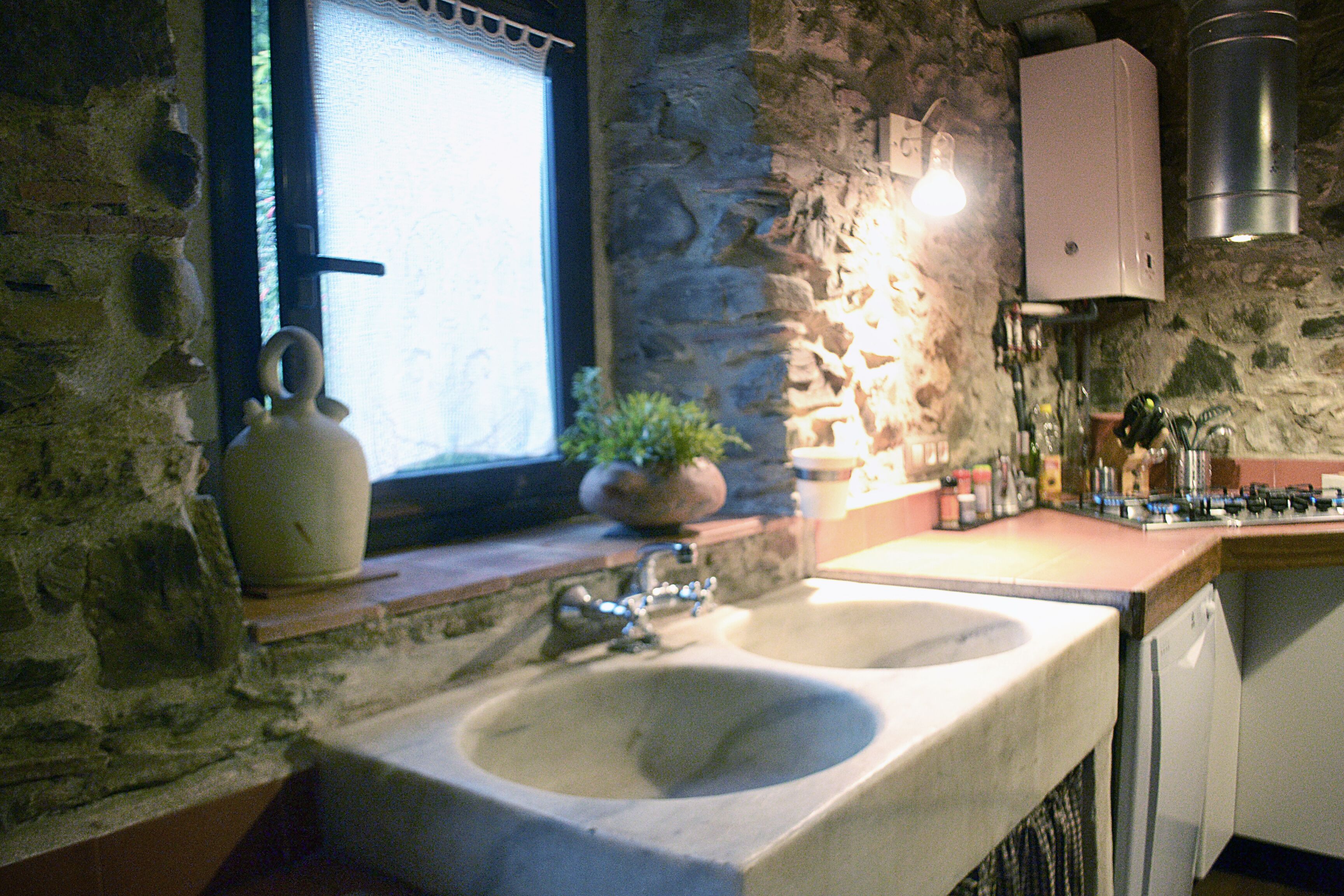 Rustic and slow stone house with Wifi and Garden.