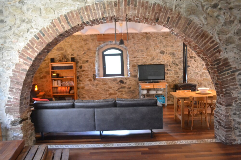 Rustic and slow stone house with Wifi and Garden.