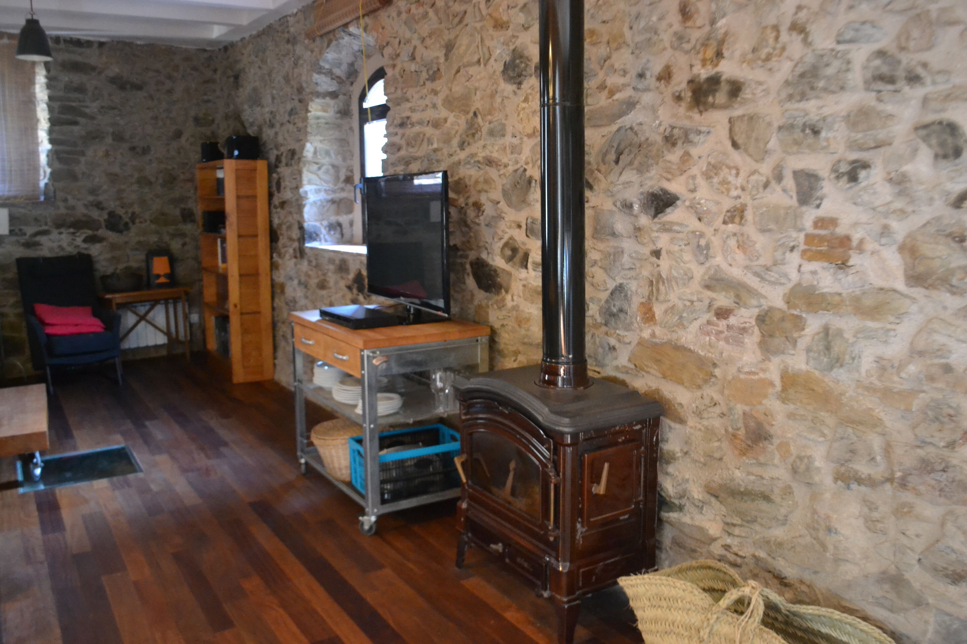 Rustic and slow stone house with Wifi and Garden.