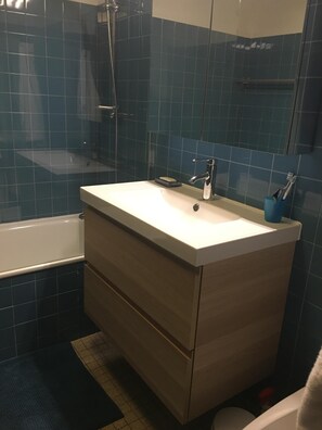 Bañera, secador de pelo, toallas, shampoo