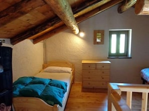 1 bedroom, bed sheets - Chalet surrounded by greenery near MTB routes (Castello Tesino)