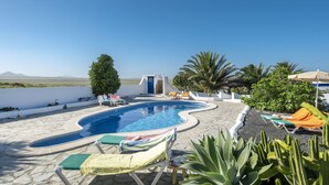 Une piscine dotée de chaises longues et offrant une vue sur le paysage.