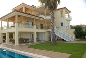 Outdoor pool - Fantastic villa with a swimming pool ideal for a relaxing vacation and more... (Messini, Messinia)