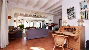 Una televisión, una chimenea