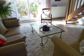 TV, DVD player, livros