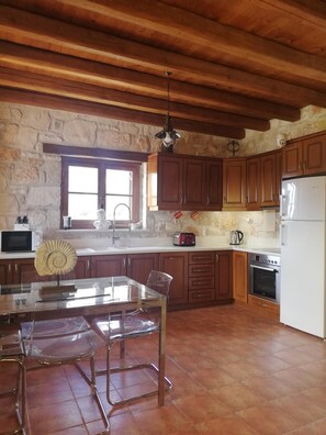 Jääkaappi, mikroaaltouuni, uuni, liesi