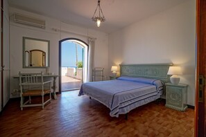 7 bedrooms, iron/ironing board, WiFi, bed sheets