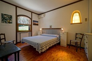 7 chambres, fer et planche à repasser, Wi-Fi, draps fournis