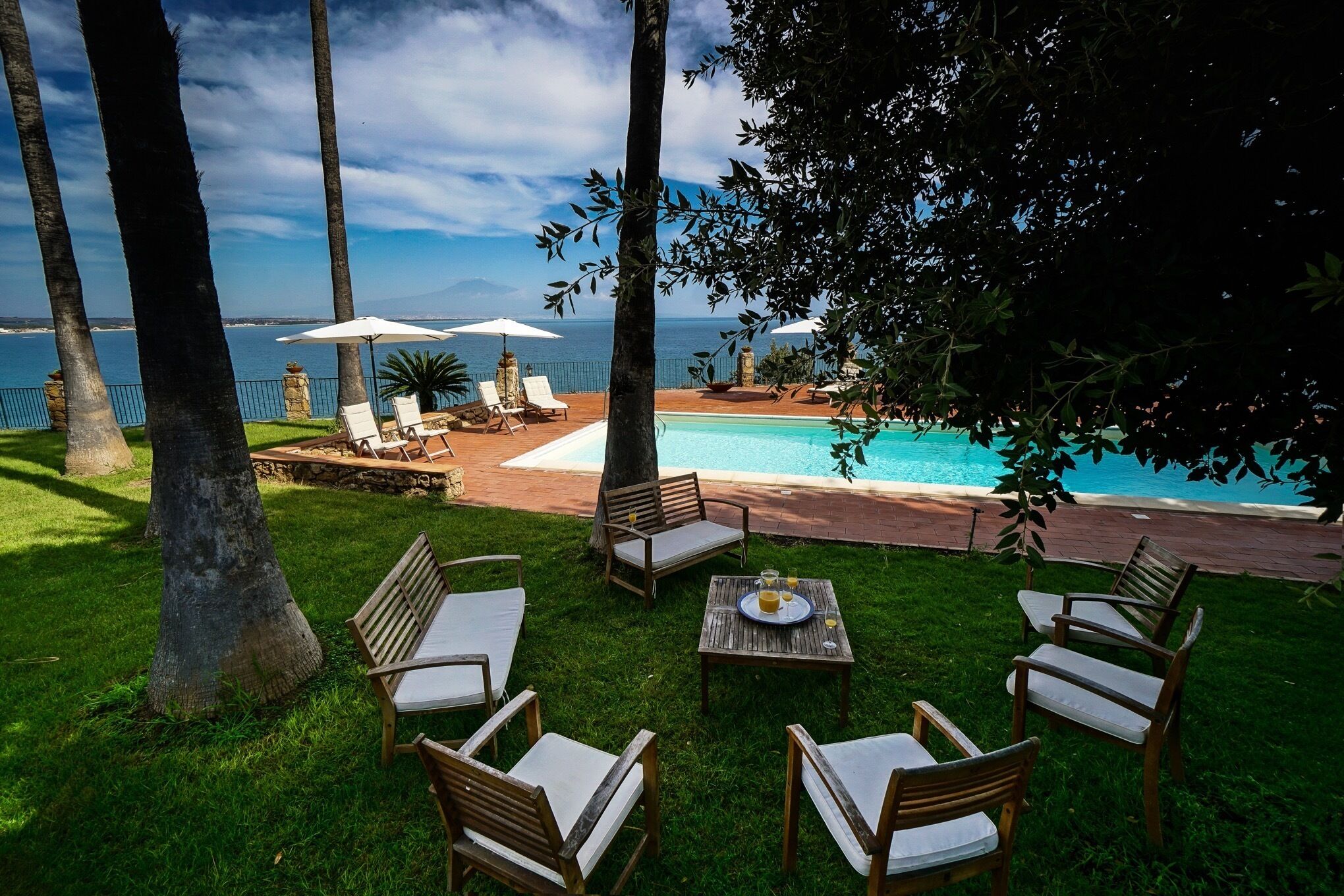 Enchanting Villa, with private pool and enchanting views of Etna Vulcano, Augusta, 15 Vacation