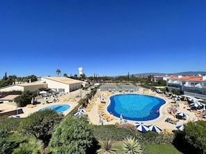 Piscine couverte, piscine extérieure, chaises longues