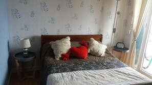 2 bedrooms, iron/ironing board, WiFi