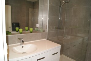 Shower, hair dryer, toilet paper