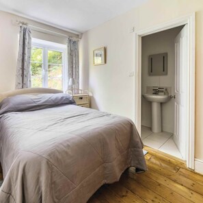 8 bedrooms, desk, iron/ironing board, travel cot