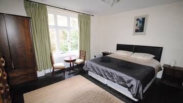 8 bedrooms, desk, iron/ironing board, travel cot